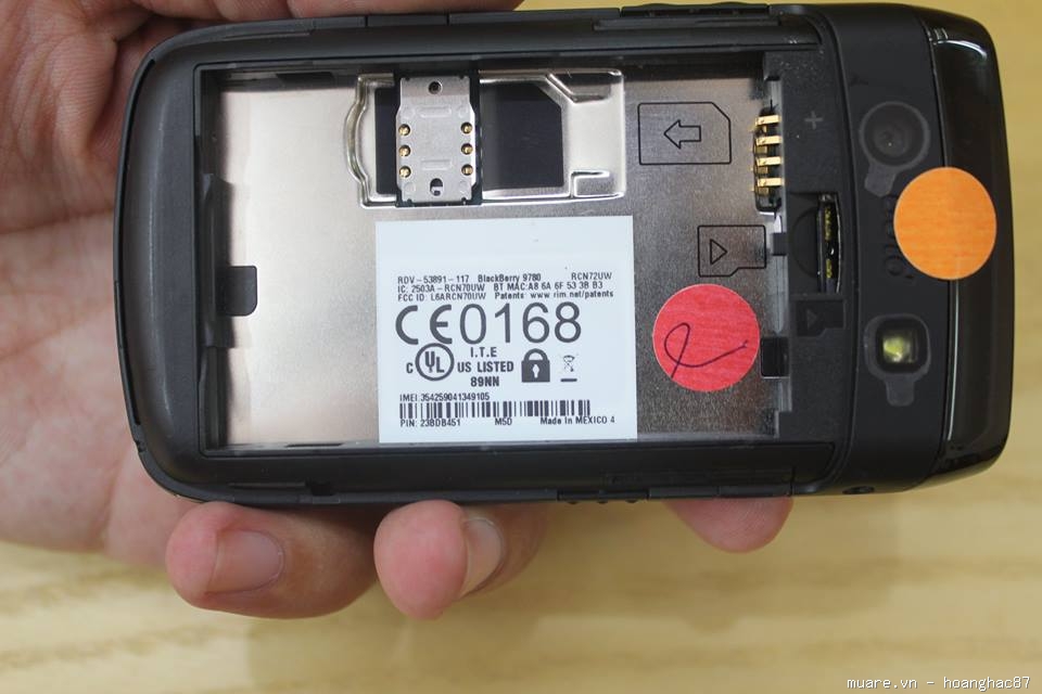 Điện Thoại  Blackberry 9780 Hàng Chất , Giá cực sốc 757219_3456e10683e6f1e105e0cac3d9080db9