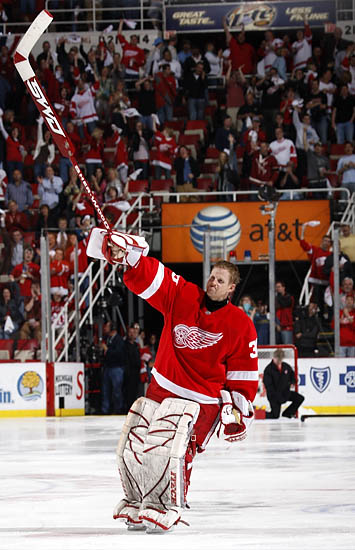 After 17 seasons, Red Wings goalie Chris Osgood retires 20110719190251_2008-0418-dg-wings0361