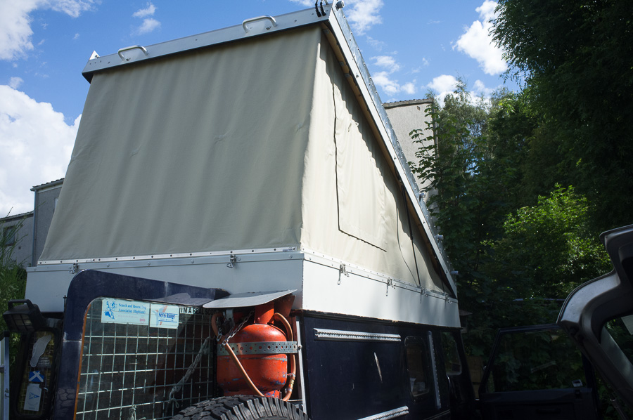 Lifting roof on a 110 Defender (home made! en Ecosse!) Fbrc36450