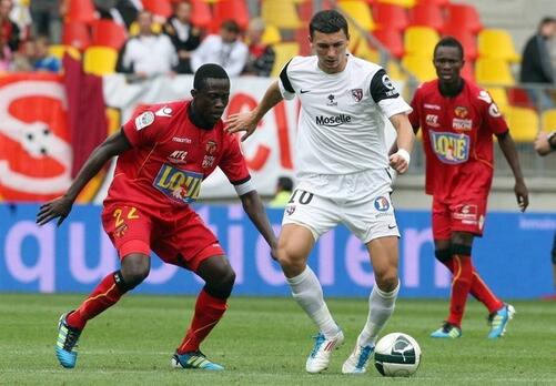 Mathieu Duhamel, ici sous le maillot messin face au Mans, a t officiellement prsent  la presse hier. Il s'est aussi entran pour la premire fois avec ses nouveaux partenaires et est parti en stage avec eux dans la foule. 