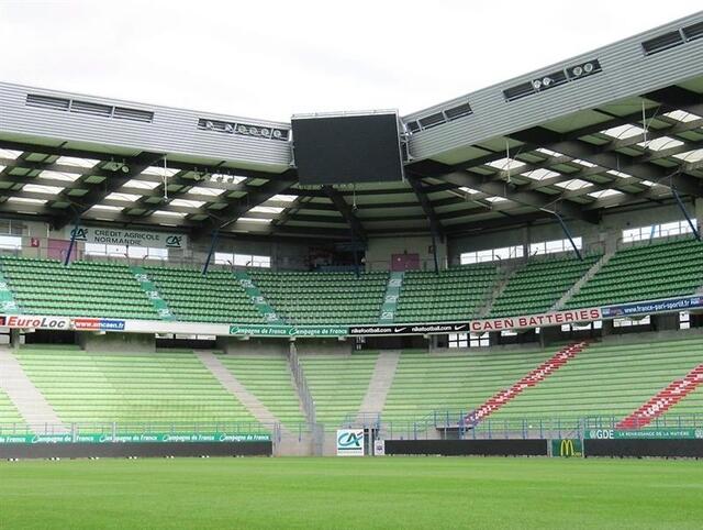 Les parties translucides du toit sont transperces aux quatre coins du stade