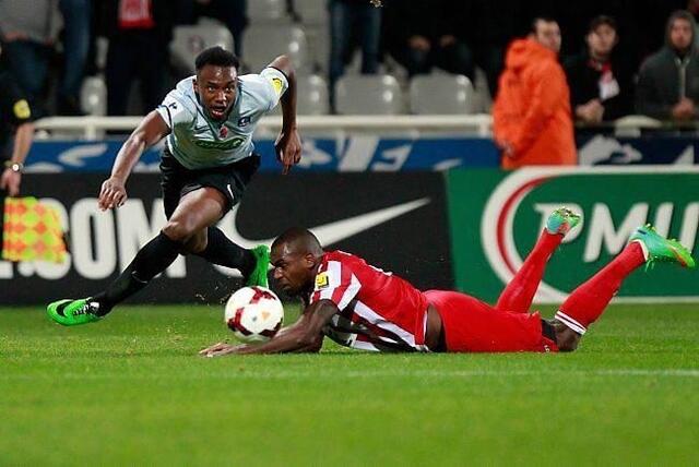 Jonathan Kodjia a fait des dgts dans la dfense corse. Cdric Hengbart, form jadis au Stade Malherbe, ne s'en est pas relev