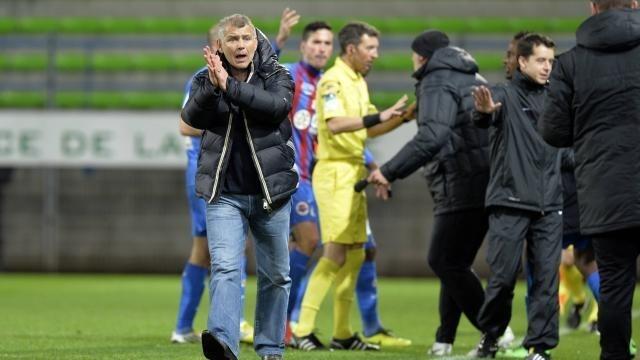 Patrice Garande proteste aprs la main commise sur le but castelroussin