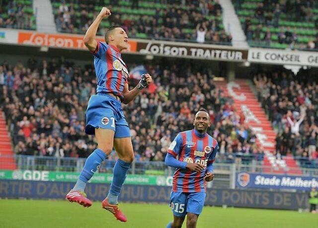 Fayal Fajr, ici sous le regard de Lenny Nangis, peut savourer. Son doubl et la large victoire caennaise rapprochent un peu plus Malherbe de la Ligue 1.