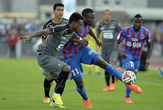 Le Rennais Edson Mexer aux prises avec le Caennais Fod Kota sous les yeux de Benjamin Andr