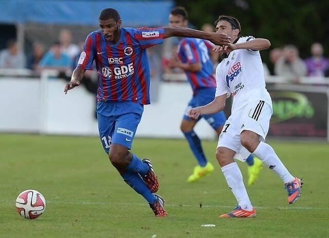 Jordan Adoti, ici face  l'ancien Caennais d'Amiens Romain Poyet, a convaincu en prparation. Il devrait tre titulaire samedi contre Evian.