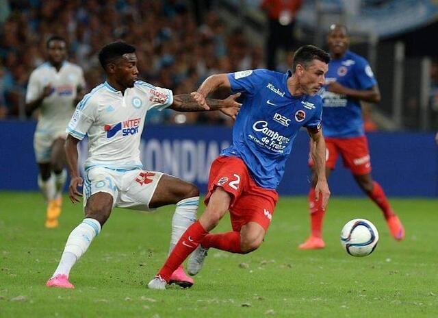 Julien Fret, qui prend ici le meilleur sur le Marseillais Nkoudou, et le Stade Malherbe ont lanc idalement leur saison au Vlodrome.