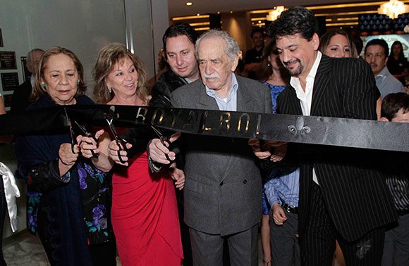 El demente senil Gabriel García Márquez reaparece para inaugurar un Boliche de juegos Gabriel-garcia-marquez-boliche-2---a