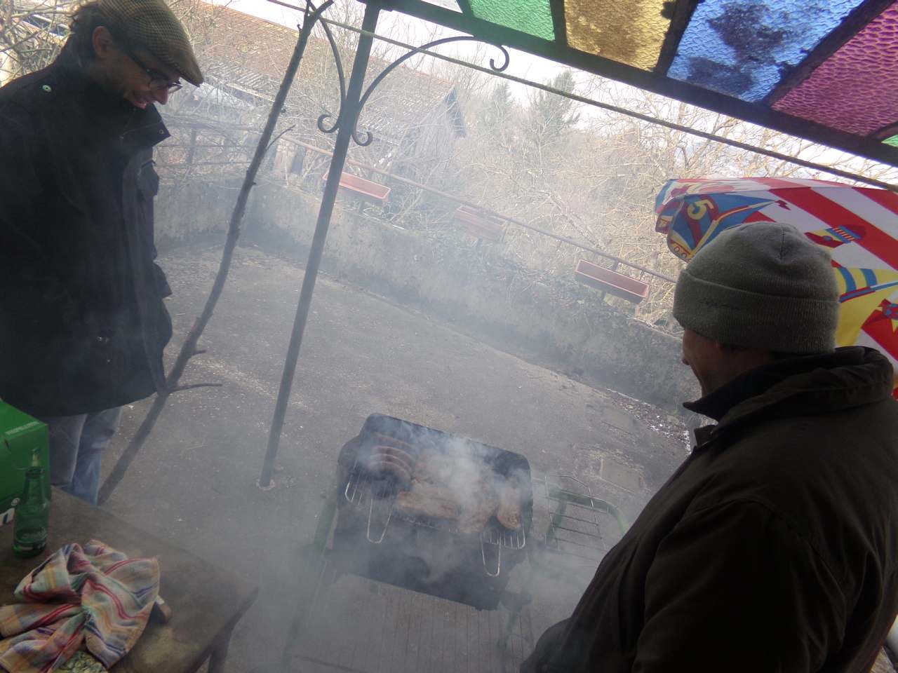 Pour un BBQ par grand froid,avec des potes, que ne ferait-on pas ?   Saintgenixsurguiers-2015-02-08