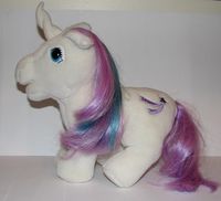 recherche principale de Mapeline : des poneys et leurs accessoires 9/23 200px-Plush-glory-openmouth