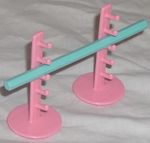 recherche principale de Mapeline : des poneys et leurs accessoires 9/23 150px-2_pink_jump_stands_with_a_turquoise_pole