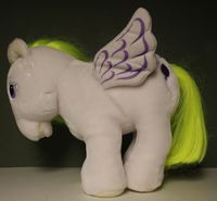 recherche principale de Mapeline : des poneys et leurs accessoires 9/23 200px-SurprisePlush