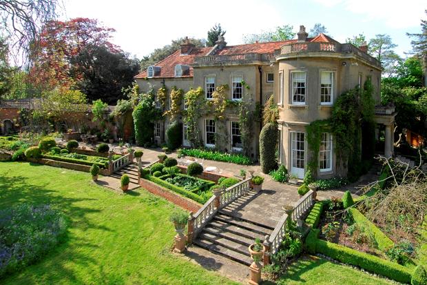 George and Amal clooney;s mansion surrounded by flood waters Exterior-photos-new-George-and-Amal-Alamuddin-Clooney-home-in-England-on-the-River-Thames