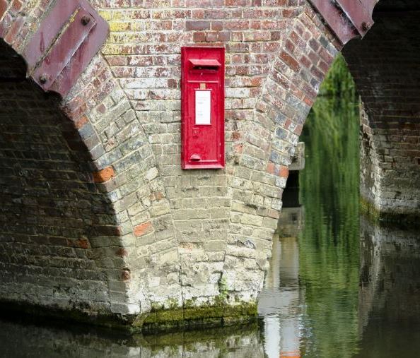 George and Amal clooney;s mansion surrounded by flood waters Sonning-Bridge-with-the-letterbox2