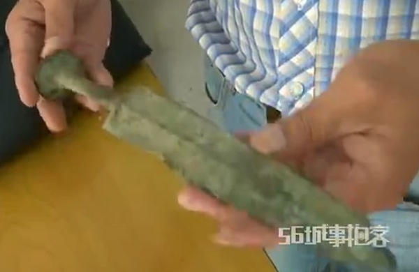 Niño «pesca» una espada de bronce de 3.000 años de antigüedad Bronzesword_china