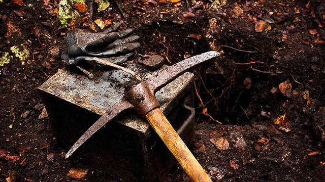 Hallan en los Pirineos franceses una cápsula del tiempo que podría haber pertenecido a Julio Verne Capsula-tiempo-julio-verne1