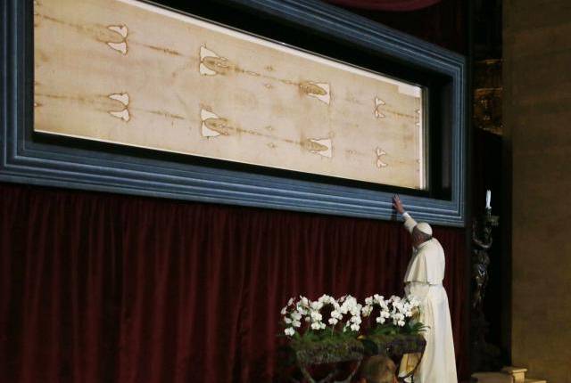 Nuevos estudios de la Sábana Santa no contradicen la teoría de la Resurrección Pope-prays-before-shroud-of-turin