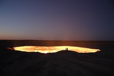 10 от най-огромните дупки в света 1.GarvazaGasCrater-Turkmenistan