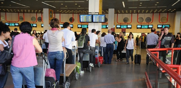 [Brasil] Governo pretende proibir overbooking nas férias de julho Movimento-no-aeroporto-internacional-juscelino-kubitschek-na-vespera-do-natal-1293233278887_615x300