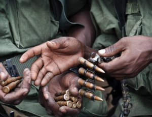 Enquanto inimigo recua, clãs dividem a Somália Membros-da-milicia-de-ahmed-madobe-manipulam-municao-em-dhobley-na-somalia-1315632321707_300x230