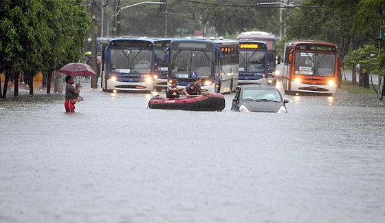 Chuva mata 5, transborda rio Tietê, provoca 42 pontos de alagamentos, para trens e causa 102 km de lentidão em SP 08chuva560