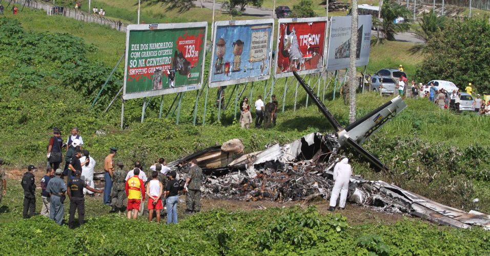 [Brasil] Avião de pequeno porte cai e mata 16 no Recife - Página 2 110713aviaorecife_f_017