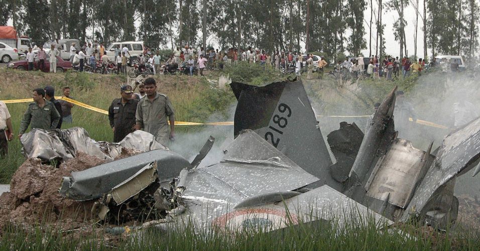 [Internacional] Queda de avião na Índia, não faz vítimas. 110906_f_027