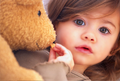 قلوب تنبض..لتحيا قلوب Child-with-teddy-bear1