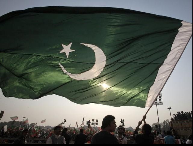 (FULL) WA International News Network - Page 36 Pakistan-Flag-Lovers-A-man-waving-a-very-large-Pakistani-flag-Display-of-Pakistani-flag