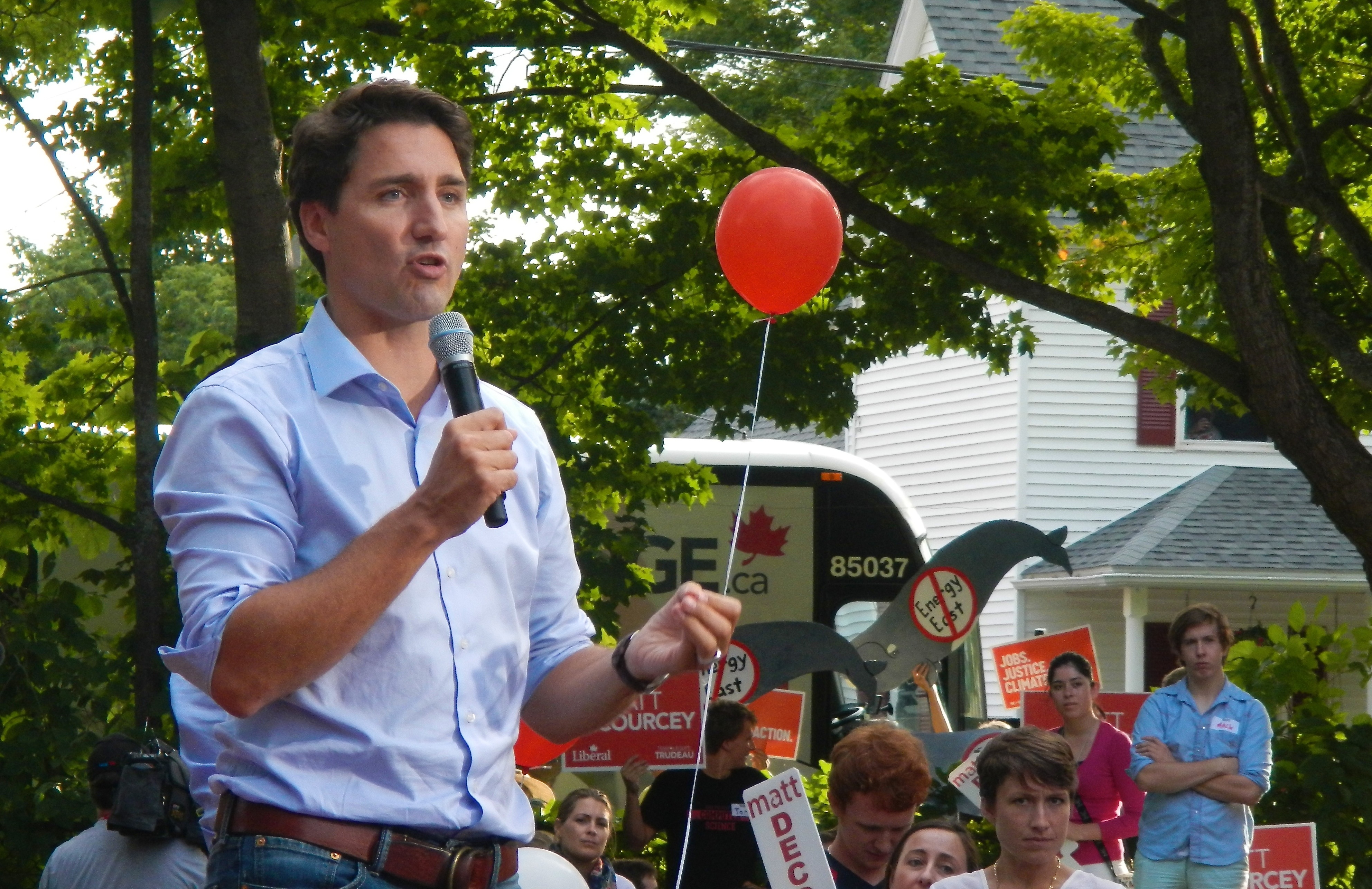 [Primarias PST] Castella: "El futuro será socialdemócrata" IMAGE-Justin-Trudeau-with-Whales-in-the-Room-Sept.-08-2015