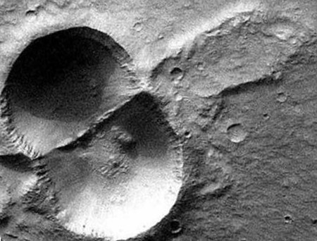 Impact # 667 : "Pierced" Crater (Mars) Trilobite