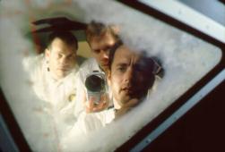 فلم (أبوللو 13 - Apollo 13) بطولة: توم هانكس Tom Hanks ، كيفن باكون Kevin Bacon ، بل باكستون Bill Paxton ، اخراج: رون هوارد Ron Howard ، انتاج عام 1995 حائز على عدة جوائز 13