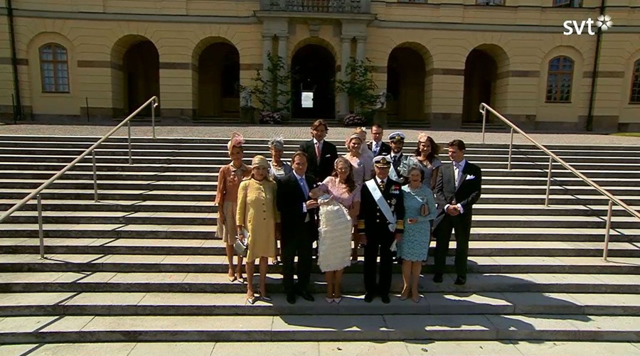 BAUTISMO DE LA PRINCESA LEONORE DE SUECIA . 08/06/2014 :lsu: - Página 2 Prinsesse_Leonore_med_familie_og_faddere