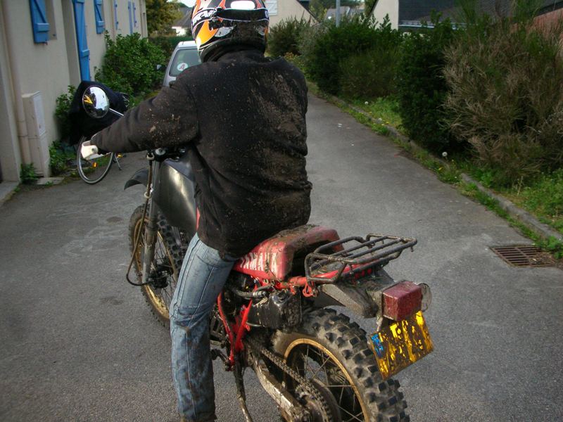 Le concours de Novembre 2009: Votre moto en habit de gadoue. DSCN0489