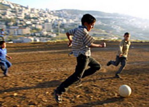 بسبب حبه الجارف للأهلي : طفل فلسطيني كاد يفقد حياته ثمنا لحلم اللعب في الأهلي !!!!(ما اروعك ايها الطفل) 16435-16423-imageConvert