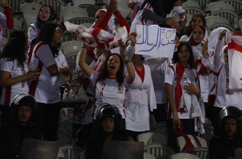 احنا الاهلويه بنقول لا للتعصب ( شاهد "اخلاص" جمهور الزمالك وهو يقود فريقه لقمة الدوري بـ"الحب"!) 24103-2