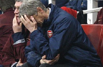 ارسنال ينهار: ثورة نجوم الفريق و الكل يطلب الرحيل 29594-wenger-sad