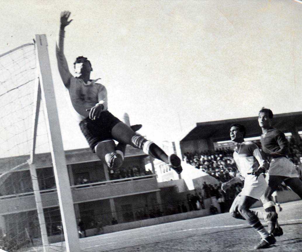 الحارس الطائر عادل هيكل بعبع الزمالك .. بين أفضل 10 حراس أفارقة 19171-15