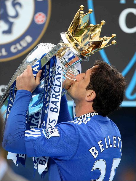 شاهد تتويج شيلسى باللقب الإنجليزى فى مباراة انتهت بثمانى أهداف 20354-trophy_belletti_459_112783a