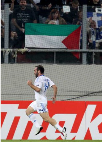 الشعب اليوناني استقبل المنتخب الصهيوني بأعلام فلسطين 23672-greece1