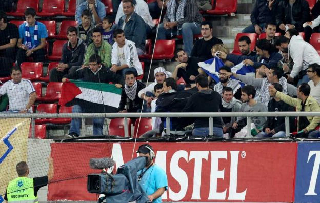 الشعب اليوناني استقبل المنتخب الصهيوني بأعلام فلسطين 23672-greece4