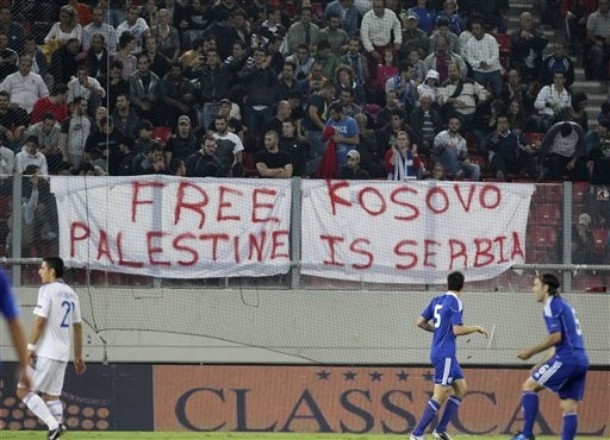 الشعب اليوناني استقبل المنتخب الصهيوني بأعلام فلسطين 23672-palstine_1