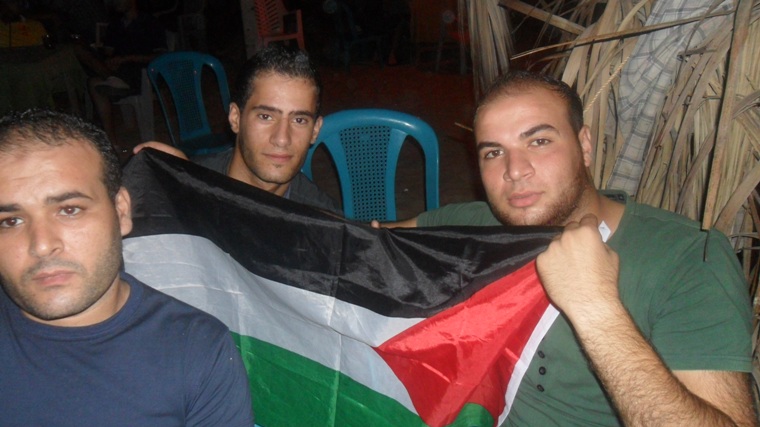 تريكة فرحة شعوب..شاهد احتفال فلسطيني بتصدر الأهلي على شواطئ غزة 40469-SAM_0014