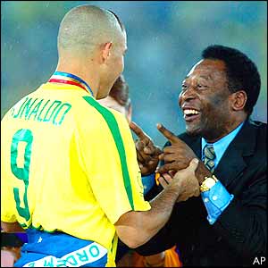 اديسون ارانتيس بيلية _38107506_ronaldo_pele_ap300