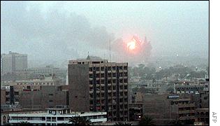 حدث في مثل هذا اليوم (7 نيسان/أبريل)(في يوم 7 نيسان 2003 بداية دخول القوات الأمريكية إلى العاصمة العراقية بغداد وذلك بعد أيام من بدء الحملة العسكرية البرية والجوية للحرب الأمريكية على العراق)   _38981183_iraq_300