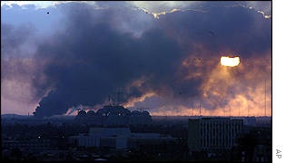 حدث في مثل هذا اليوم (7 نيسان/أبريل)(في يوم 7 نيسان 2003 بداية دخول القوات الأمريكية إلى العاصمة العراقية بغداد وذلك بعد أيام من بدء الحملة العسكرية البرية والجوية للحرب الأمريكية على العراق)   _38994599_baghdad300