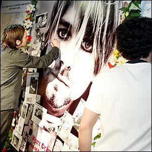 kurt cobain-nirvana _40004837_kurt_picgallery_shrine200