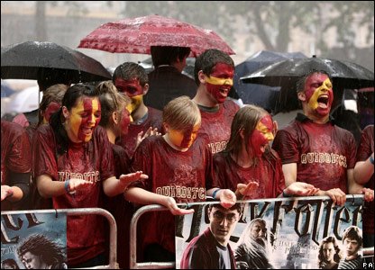 Melez Prens Londra Galası'ndan Fotoğraflar! _46024809_gall_fans_soaked_pa