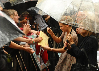 Melez Prens Londra Galası'ndan Fotoğraflar! _46024846_gall_emma_watson_signing_pa