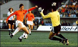    _1645764_1974cruyffgoal300